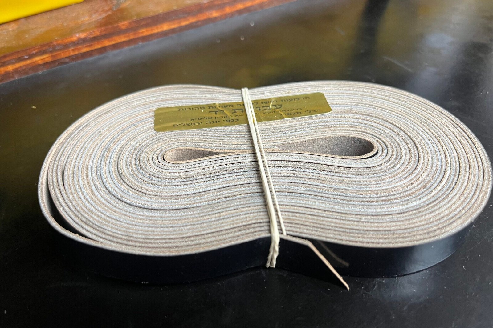 straps- black on white